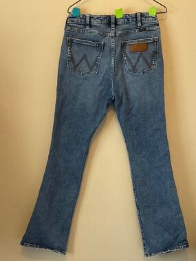 Wrangler Blue Denim Jeans with Back Pocket Stitching